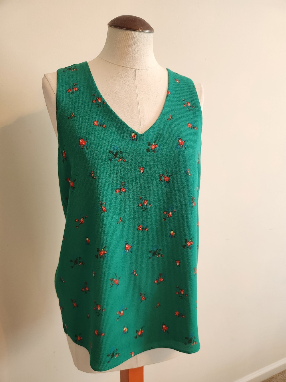 Gibson Emerald Green V-Neck Sleeveless Floral Tank